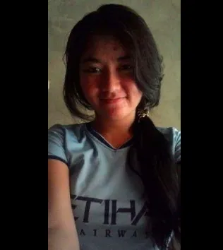 Video Viral Abg Muda Berkacamata Bulat Sedang Didongkrak dari Belakang Sambil Tersenyum Viral Video Terbaru