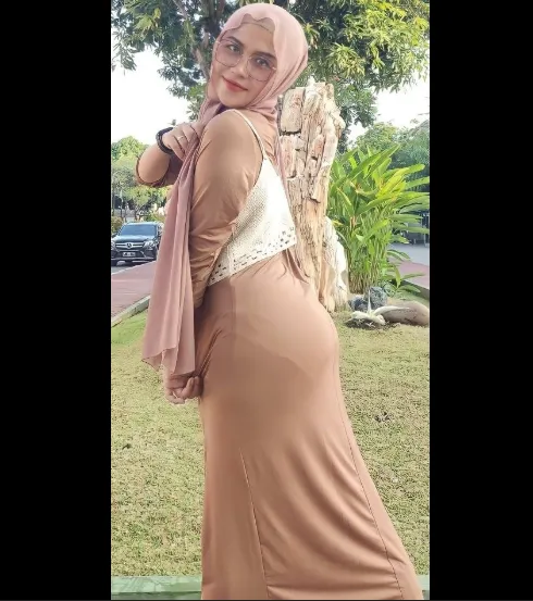 Dekapanmu Membuatku Hanyut Dalam Asmara yang Bekum Pernah Kurasakan Tante Hijab